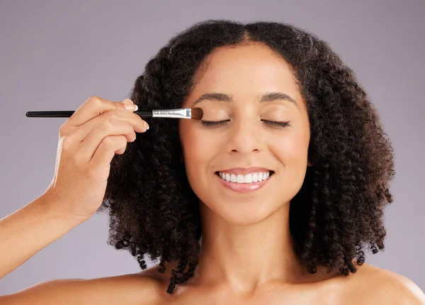 Woman Beauty Eyeshadow Brush Studio Cosmetics Facial Skincare Salon Transformation — Stock Photo, Image