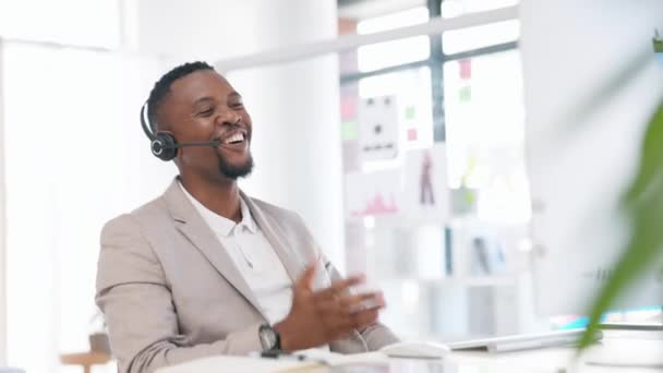 黑人男子 视频呼叫波和通信在一个办公室与一个快乐的员工 在关于生产力和项目规划战略的在线会议上的电话联网 微笑和工作网络分析员 — 图库视频影像