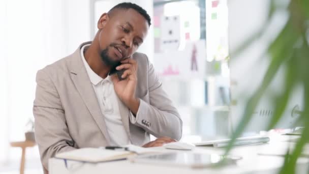 Homem Negro Chamada Negócios Papelada Num Escritório Com Empregado Feliz — Vídeo de Stock