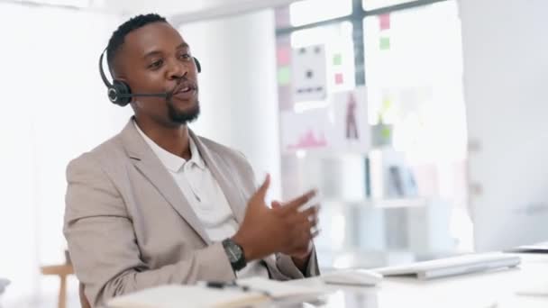 黑人男子 视频电话和在线会议在一个办公室与一名员工 计算机联网 Crm对话和网络分析人员在办公桌前谈论公司和数字电话营销 — 图库视频影像