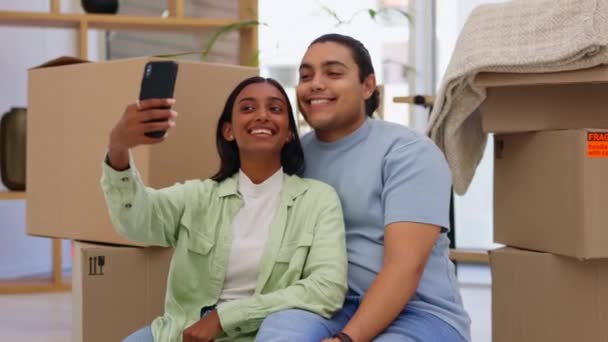夫妻和自己在新房子里 一边搬家 一边笑 一边为梦想的家而兴奋 在社交媒体或网站上 与女性房主分享房地产成功的照片 肖像和照片 — 图库视频影像