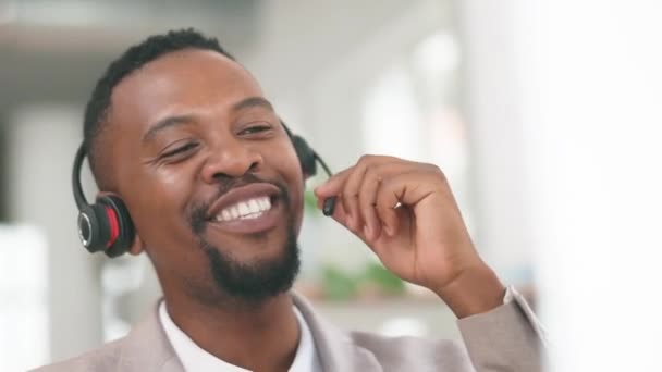Mutlu Siyah Adam Görüşmeleri Çalışan Gülüşü Olan Tele Pazarlama Bürosu — Stok video