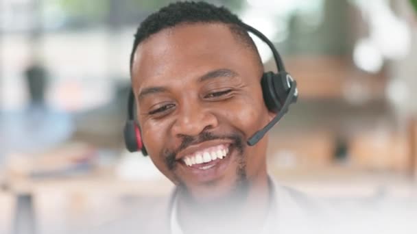 幸せな従業員とオフィスで黒人男性 ビジネスコールとコールセンターの相談 電話ネットワーク 笑顔とウェブサポートで忙しい男性の作業 コミュニケーションとコンサルティングトーク上の技術ヘルプ — ストック動画