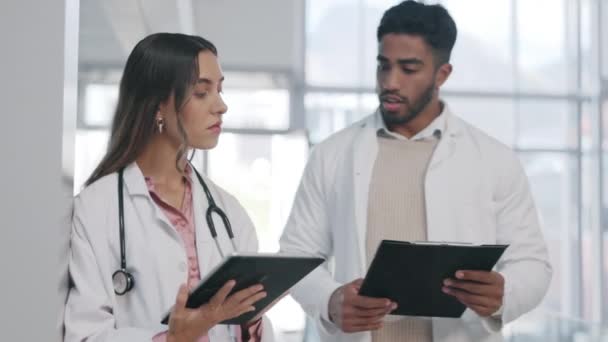 Médicos Pesquisadores Funcionários Conversando Planejando Programando Cirurgia Hospital Homem Mulher — Vídeo de Stock