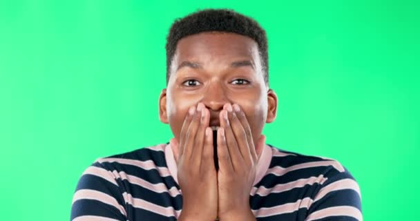 震惊和形象黑人在绿色屏幕上的好消息 公告和流言蜚语 出其不意的表情 男人在工作室的背景下警醒 通知和秘密 — 图库视频影像