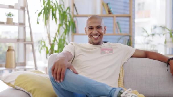 Cara Sorriso Homem Relaxar Sofá Casa Sala Estar Para Estilo — Vídeo de Stock