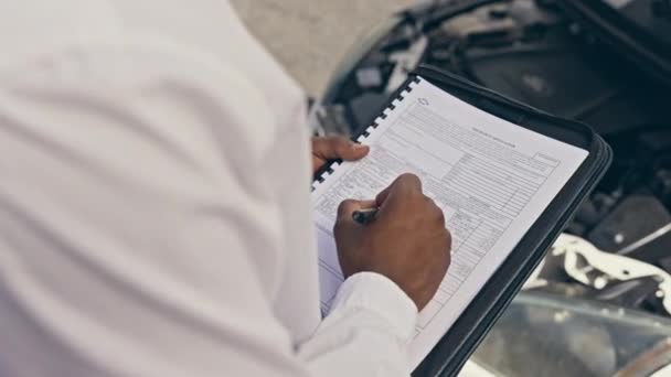 Car Service Checklist Man Hands Writing Engineering Transport Quality Control — Αρχείο Βίντεο