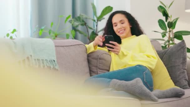 Mujer Con Sonrisa Teléfono Inteligente Redes Sociales Feliz Relajarse Casa — Vídeo de stock