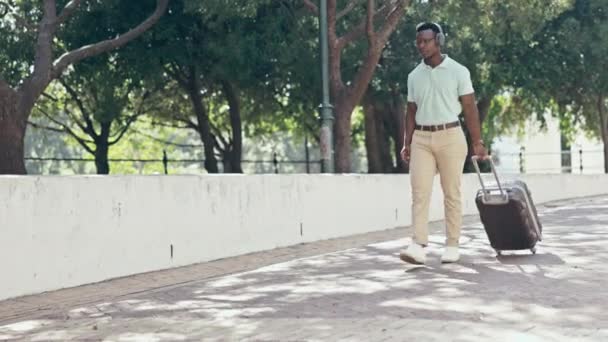 Música Viajes Auriculares Hombre Negro Parque Caminando Con Equipaje Sonrisa — Vídeo de stock