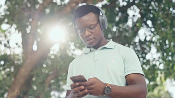 Musique Smartphone Homme Noir Avec Écouteurs Dans Parc Dansant Dans — Video