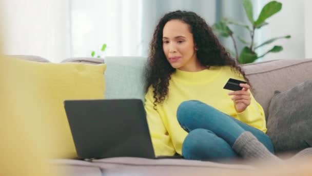 Podekscytowany Laptop Lub Kobieta Kartą Kredytową Domu Zniżki Lub Sprzedaży — Wideo stockowe
