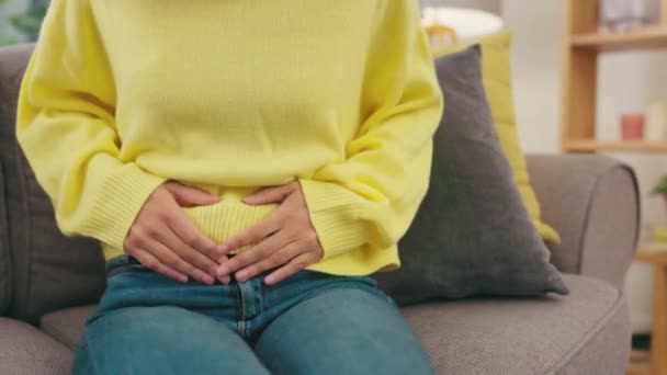 Frau Bauchschmerzen Und Hände Periodenschmerzen Menstruationszyklus Und Gesundheitsfürsorge Mit Unterleibsproblemen — Stockvideo