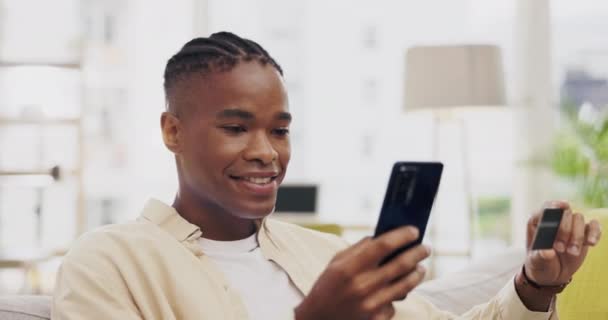 Telefoon Creditcard Zwarte Man Online Winkelen Huis Betaling Digitaal Bankieren — Stockvideo