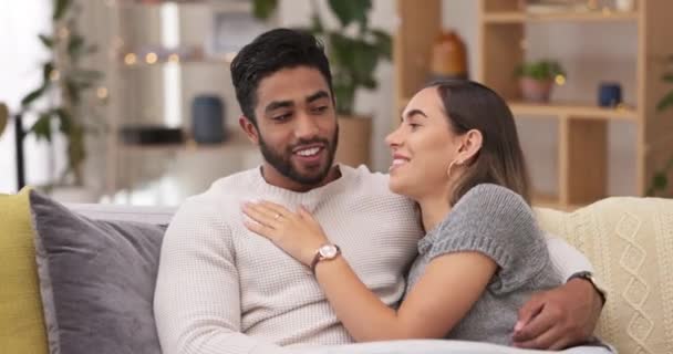 Feliz Amor Pareja Relajarse Sofá Hablando Vinculación Pasar Tiempo Calidad — Vídeos de Stock