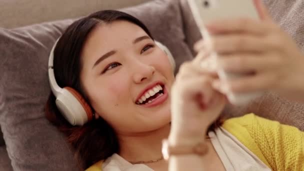 Telefonieren Entspannen Oder Mädchen Mit Kopfhörern Tippen Sozialen Medien Online — Stockvideo