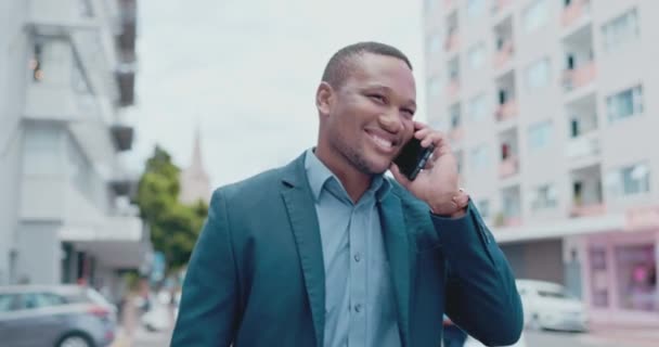 Llamada Telefónica Hombre Negro Comunicación Negocios Ciudad Con Una Sonrisa — Vídeo de stock