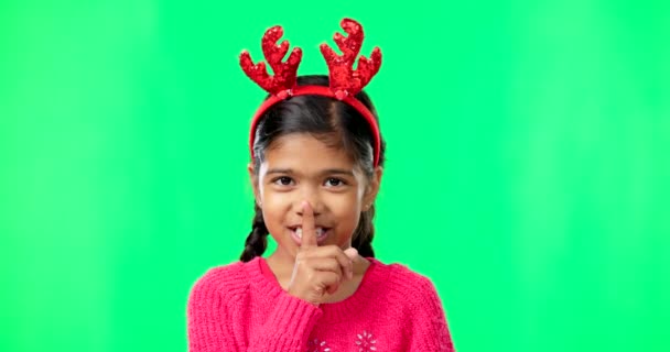 圣诞和秘密与女孩在绿屏工作室度假 闲聊和礼物 节日和公告 与背景隔离的儿童庆祝 隐私和礼物 — 图库视频影像