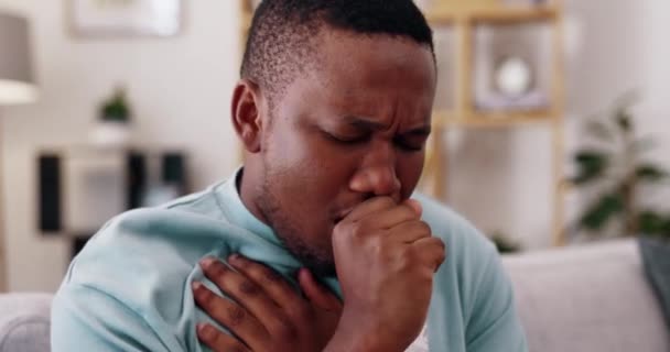 咳嗽和男人躺在客厅的沙发上 正在从温暖 感冒或感冒中恢复过来 疾病和家中患有胸部感染 过敏或喉咙问题的非洲男性 — 图库视频影像
