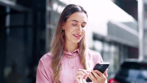 Telefoon Typen Vrouw Glimlachen Stad Sociale Media Online Dating Stedelijke — Stockvideo