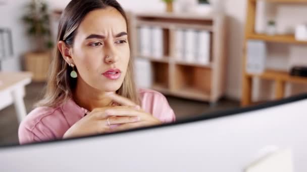 困惑中 办公室和商界的女性在电脑上从事在线项目 研究和电子邮件打字工作 思维和女工阅读屏幕充满疑问 不确定和问题的解决 — 图库视频影像