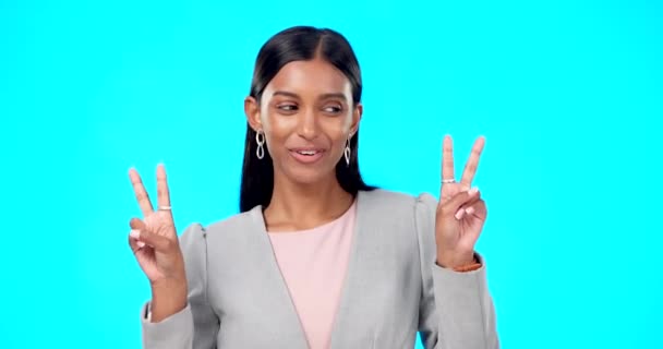 Gesicht Lächeln Und Indische Frau Mit Friedenszeichen Unterstützung Und Glück — Stockvideo