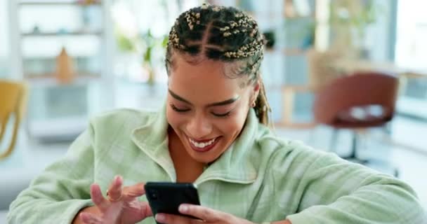 Жінка Мобільним Телефоном Соціальними Медіа Комунікаціями Смішна Мема Онлайн Спілкування — стокове відео