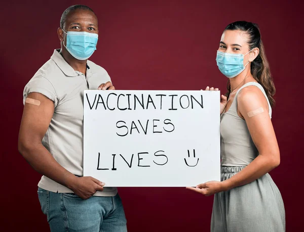 Covid Vaccinerade Afroamerikanska Man Och Blandras Kvinna Visar Och Hålla — Stockfoto