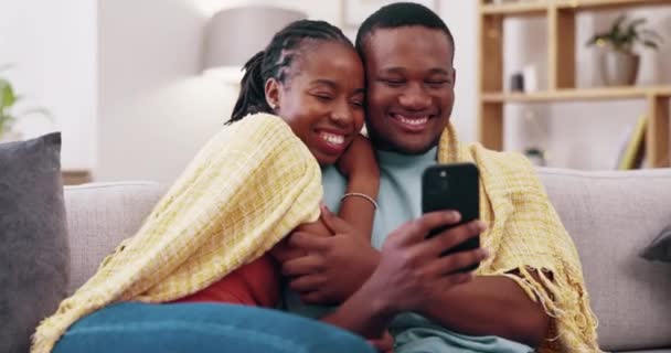 Détendez Vous Téléphone Couple Noir Rient Sur Canapé Dans Maison — Video
