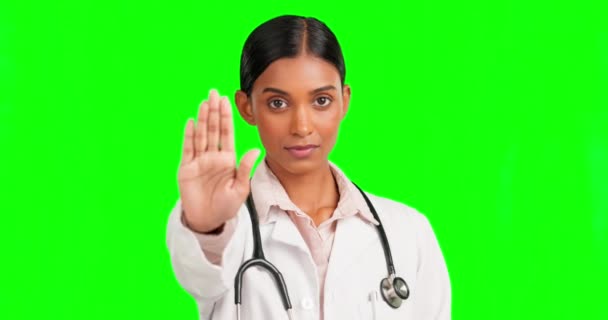 医生和停下手中的绿色屏幕为健康秘诀 建议和不同意错误的选择 印度女医生 没有关于健康 健康和重点的画像 按背景公布 — 图库视频影像