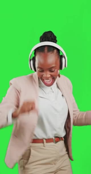Mulher Negra Dançando Com Telefone Fones Ouvido Tela Verde Ouvir — Vídeo de Stock