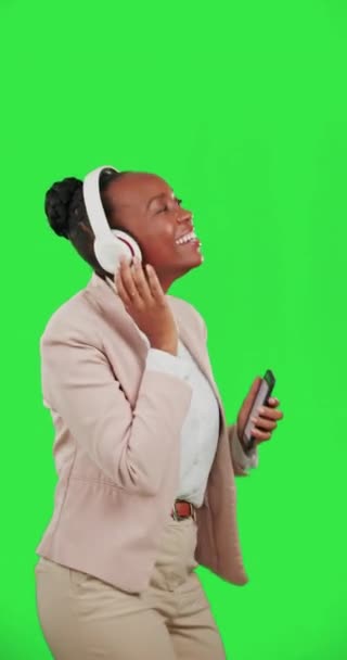 Mujer Negra Baila Con Teléfono Móvil Auriculares Pantalla Verde Escucha — Vídeos de Stock