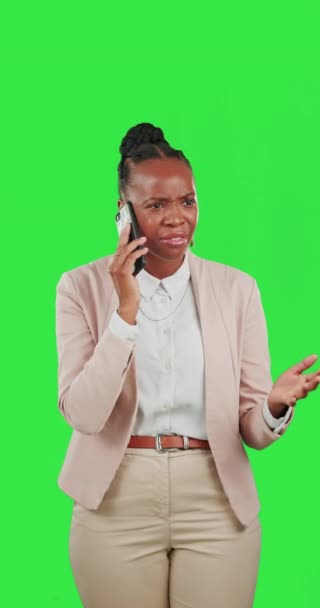 女商人生气了 一边在绿色屏幕上打了个电话 一边心烦意乱 大喊大叫 严重的非洲女性在智能手机上谈论问题 债务压力和危机或战斗 — 图库视频影像
