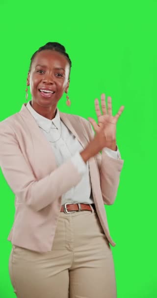 在一个绿色的屏幕上展示 交谈和黑人妇女的新闻隔离在工作室的背景 播放和一名非洲记者在广播中发表讲话 作通告和授课 — 图库视频影像