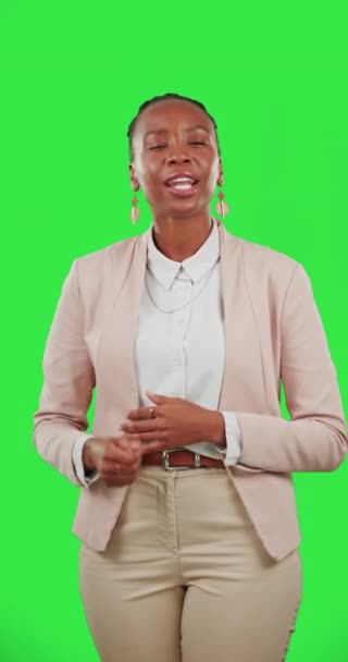 スタジオの背景に隔離された緑のスクリーンでプレゼンテーションを行うトーキング 黒人女性 メディア アフリカの記者がニュースレターを行い 講演し 発表する — ストック動画