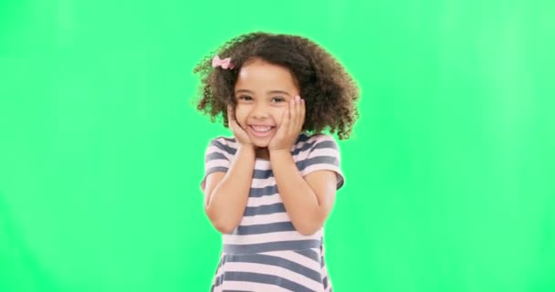 Słodki Szczęśliwy Twarz Dziecka Zielonym Ekranie Odizolowany Tle Studio Uśmiech — Wideo stockowe