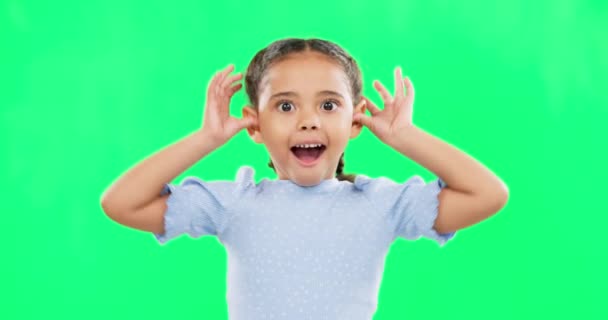 绿色的屏幕 脸和孩子有舌头伸出 疯狂的和滑稽的 愚蠢或愚蠢的模仿背景 具有不同表情 表情和滑稽 有趣或游戏姿势的人物形象 面孔和女孩 — 图库视频影像