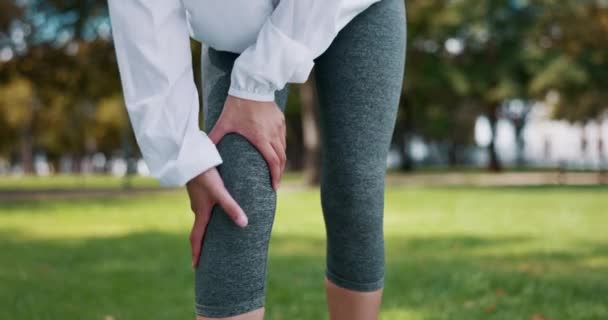 膝の痛み フィットネスのための公園での女性の怪我や手 関節炎に苦しんでいる間 ランニングや運動 痛みや筋肉 問題や問題と自然の中で負傷 足や女の子のランナーのトレーニング — ストック動画
