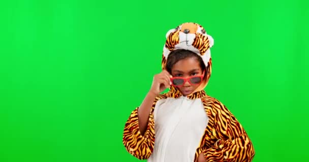 Vestido Tigre Rosto Criança Com Tela Verde Estúdio Sentindo Brincalhão — Vídeo de Stock