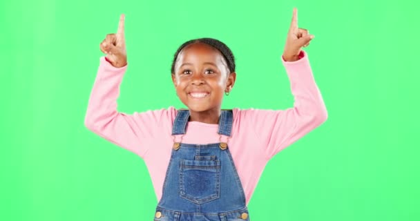 Niños Señalando Una Chica Negra Fondo Pantalla Verde Estudio Para — Vídeos de Stock
