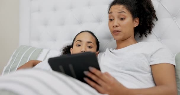 Tablet Relaks Lgbt Para Łóżku Oglądanie Wideo Mediach Społecznościowych Lub — Wideo stockowe