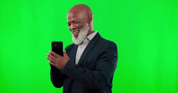緑の画面 ビジネスモックアップスペースやモバイルアプリのマーケティングのためのスタジオの背景に隔離された電話や黒人男性 プロのシニア人 携帯電話の追跡マーカーと製品の配置の顔 — ストック動画