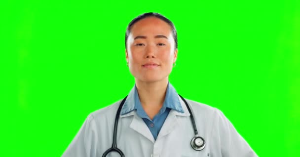 Хэппи Лицо Доктор Скрещенными Руками Зеленом Экране Изолированы Фоне Студии — стоковое видео