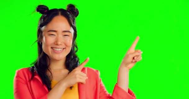 Mujer Asiática Feliz Apuntando Pantalla Verde Para Colocación Productos Marketing — Vídeos de Stock