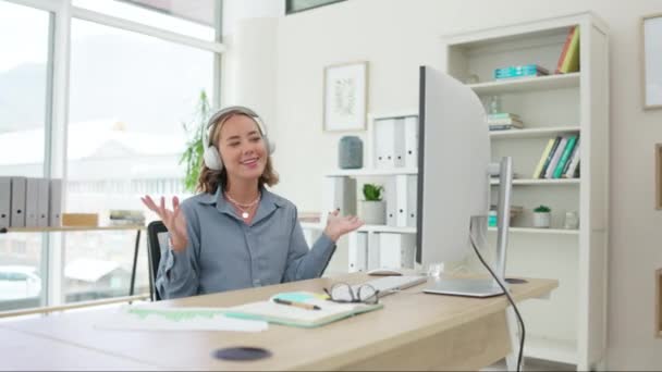 Kulaklıklar Dans Kadını Bilgisayarda Müzik Dinlerken Ofiste Çalışıyor Teknoloji Mutlu — Stok video