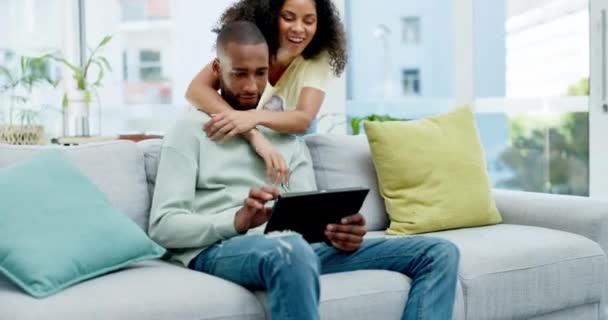 Pasangan Tablet Dan Tertawa Dengan Pelukan Sofa Rumah Komedi Lelucon — Stok Video