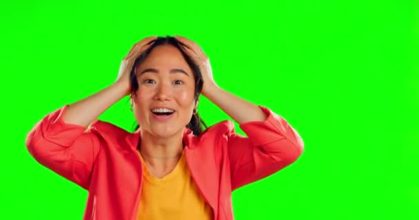 Сюрприз Лицо Азиатки Зеленом Экране Изолированной Фоне Студии Счастливая Смешная — стоковое видео