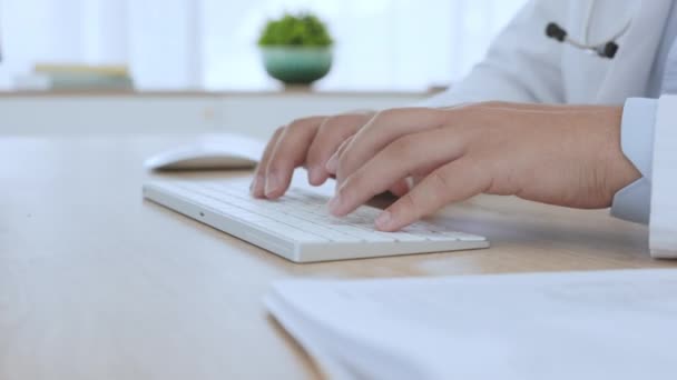 Arzt Tastatur Und Tippen Mit Menschenhänden Und Tippen Für Gesundheitswesen — Stockvideo