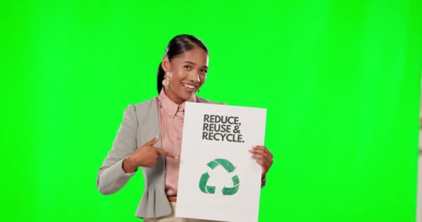 绿色屏幕 回收标志和妇女面临隔离工作室背景的可持续性 回收或生态友好的海报 商界要指出的是清洁地球或气候变化的硬纸板 — 图库视频影像
