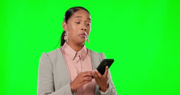 Yüz Kadın Akıllı Telefon Yeşil Ekran Bir Stüdyo Geçmişine Karşı — Stok video