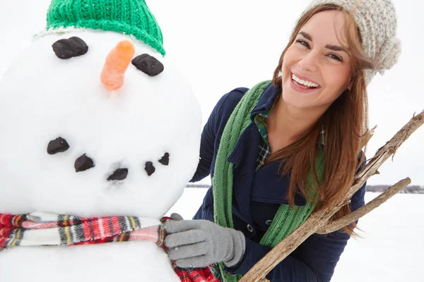 Bent Nooit Oud Een Sneeuwpop Bouwen Portret Van Een Aantrekkelijke — Stockfoto